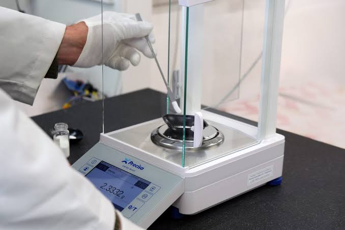 prinsip kerja timbangan analitik laboratorium