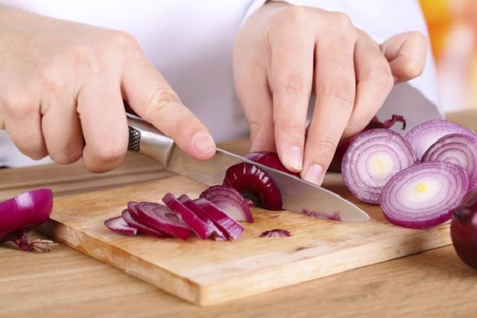 Cara Memotong Bawang Lebih Cepat: Trik Praktis agar Hemat Waktu dan Tenaga post thumbnail image