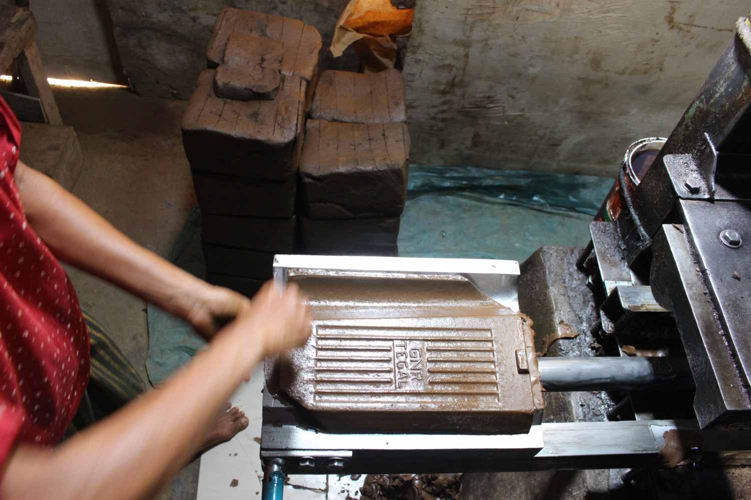 Proses Pembentukan Genteng Menggunakan Mesin Press untuk Hasil Konsisten post thumbnail image